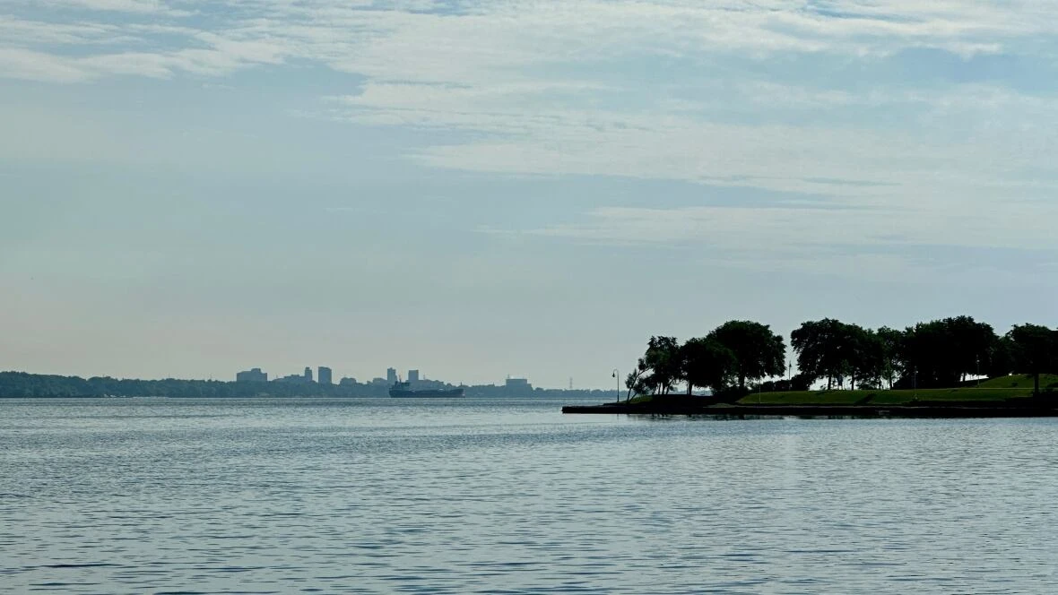 Heat and humidity 'dangerous' as temperatures forecast to reach 33 C and feel like 45 C in Hamilton