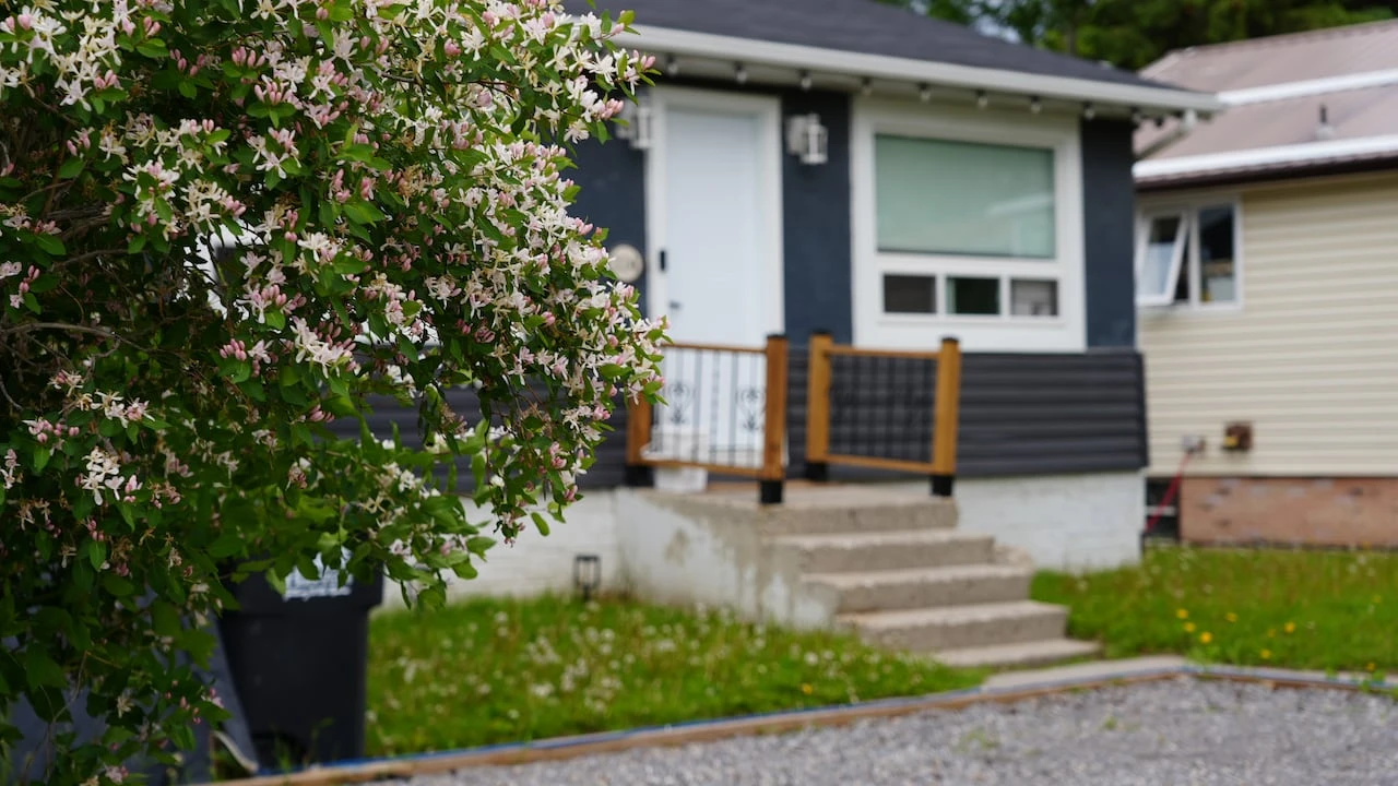 Hinton council caps Airbnb-style rentals with bylaw amendments