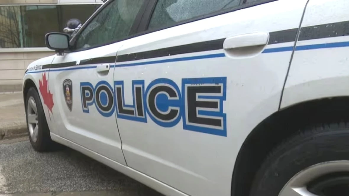 Cops search for suspect after man stabbed, robbed in Windsor alley