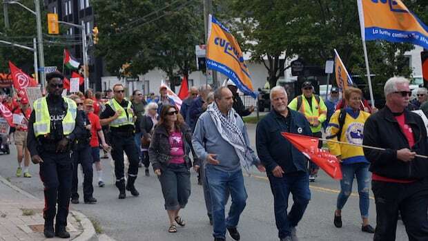 Canadian public servants fight back-to-office order