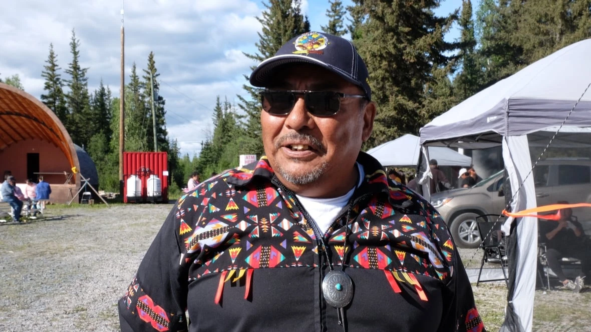 Fred Sangris re-elected chief of Ndilǫ