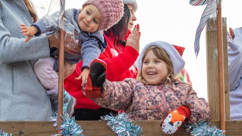 Santa Claus returns to Thunder Bay, Ont., for annual parade along Memorial Avenue