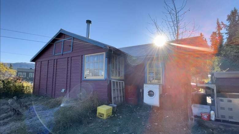 Whitehorse 'purple cabin' leaseholders appeal court order to vacate contested property