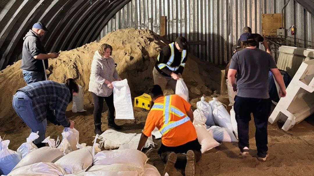 Foam Lake, Sask., residents rally to fight flooding