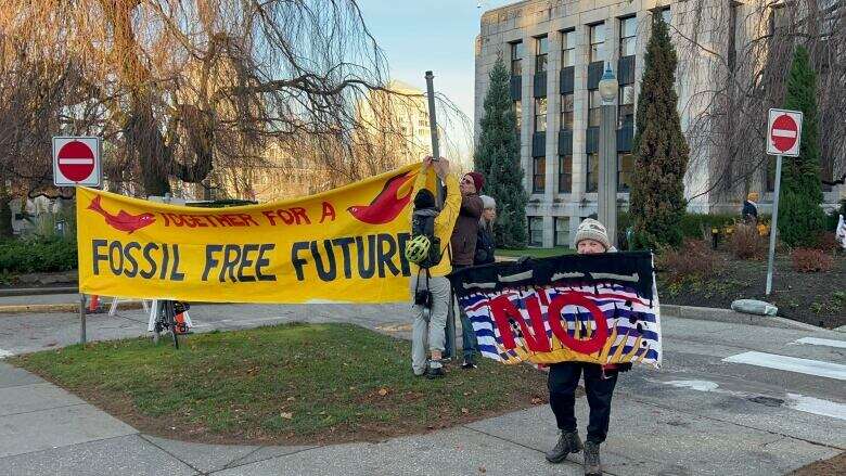 Vancouver councillors vote to keep ban on natural gas heating for new homes in city