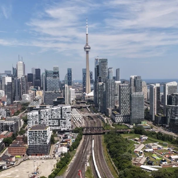 Before and after: Smoky haze takes over Toronto