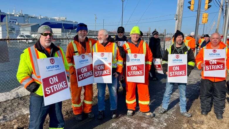 Autoport workers go on strike in Halifax