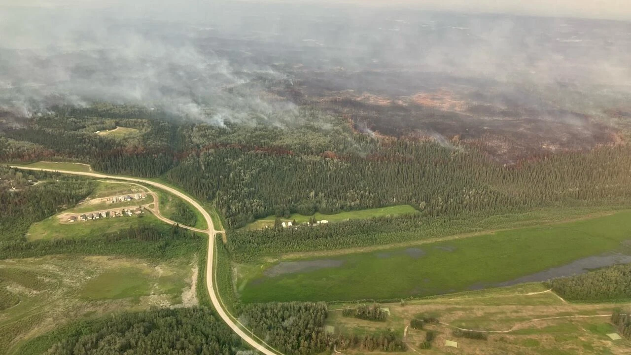 Fort Simpson, N.W.T., arranges last wildfire evacuation transport for remaining residents