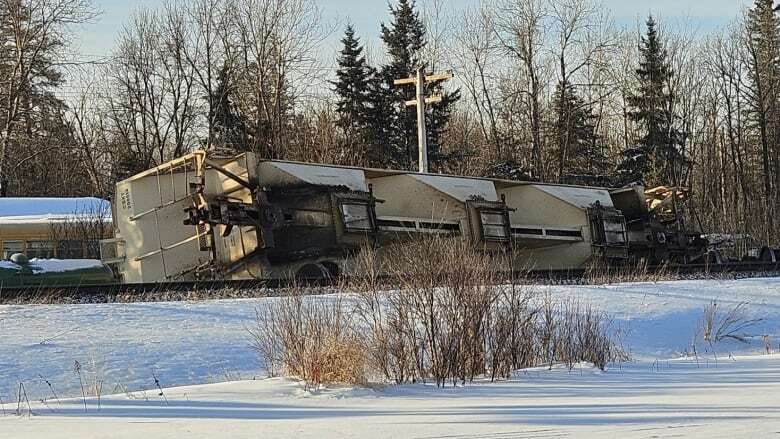 Train transporting potash derails in Emo, Ont.