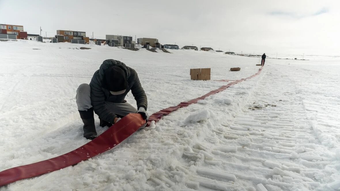 Temporary pipe installed in Puvirnituq, Que., amid water emergency