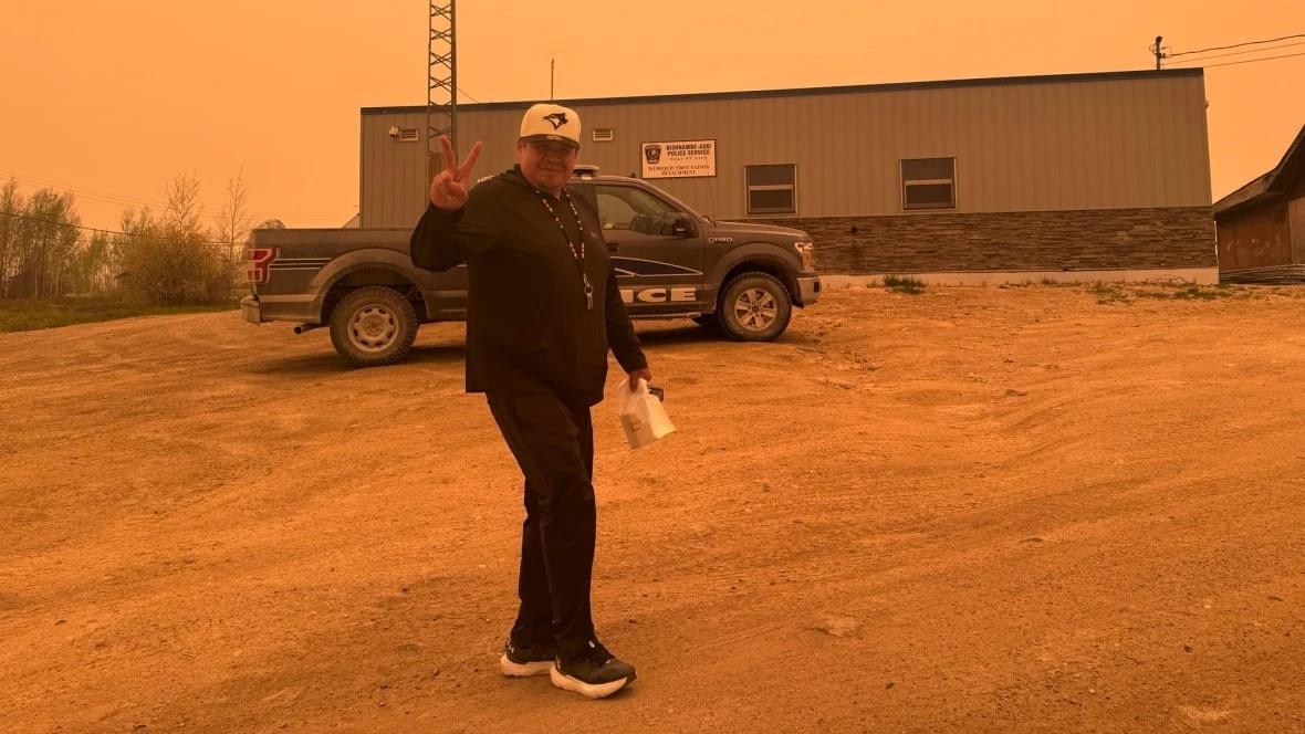 Hundreds of wildfire evacuees from Webequie First Nation return home from Barrie, Ont.