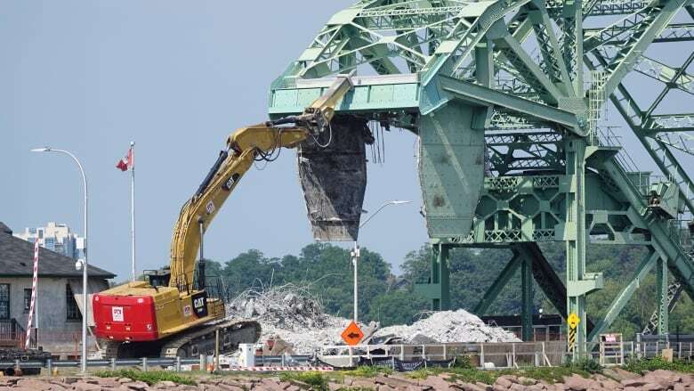 Part of Kingston causeway bridge 'buckled instantly' when supports removed, report says