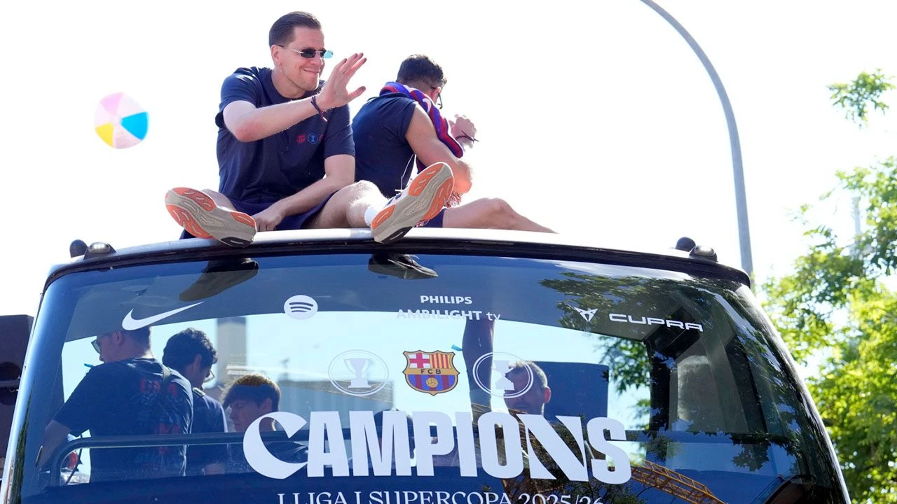 Tak świętuje Barcelona. Lewandowski, Szczęsny i pizza na dachu autobusu