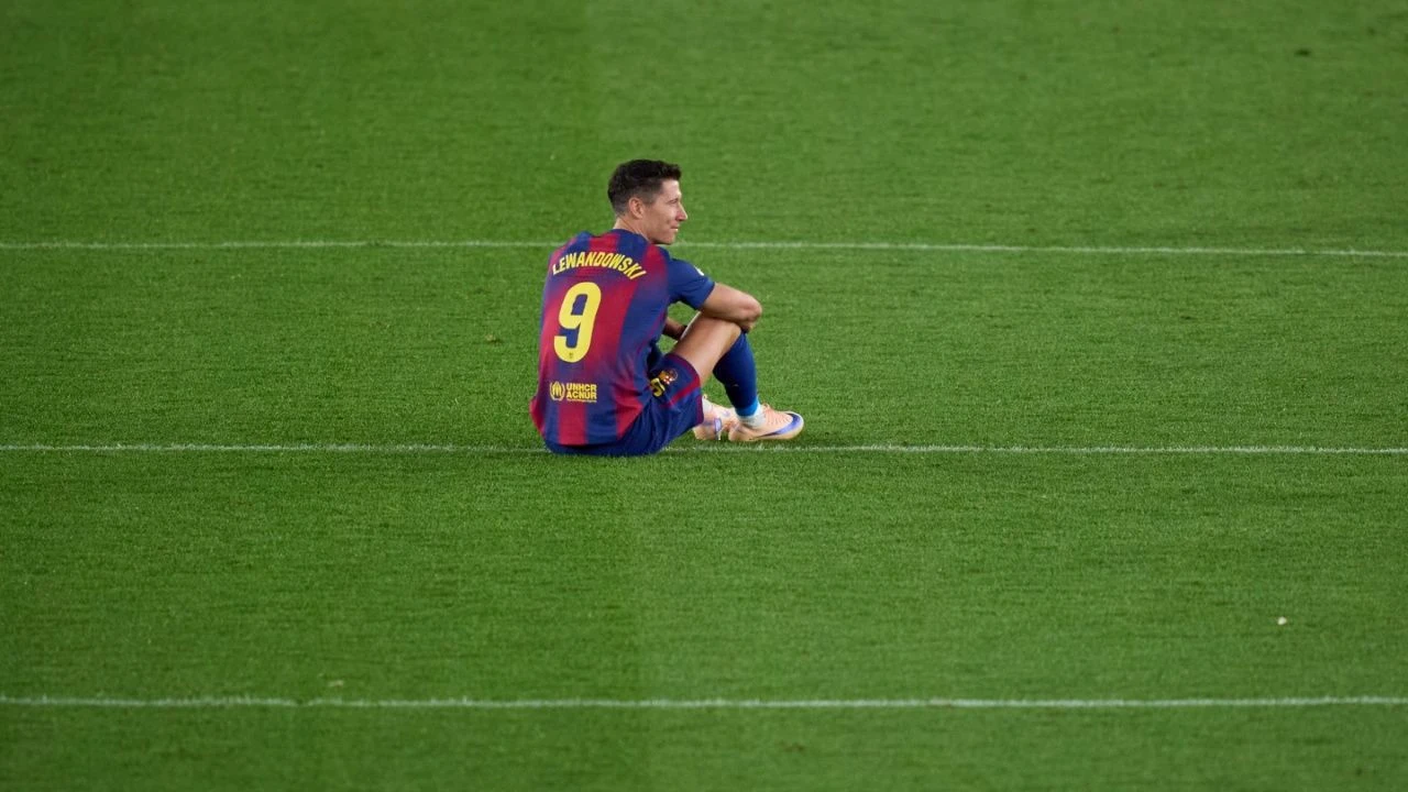 Łzy „Lewego” i tańce na murawie. Barcelona pożegnała Polaka