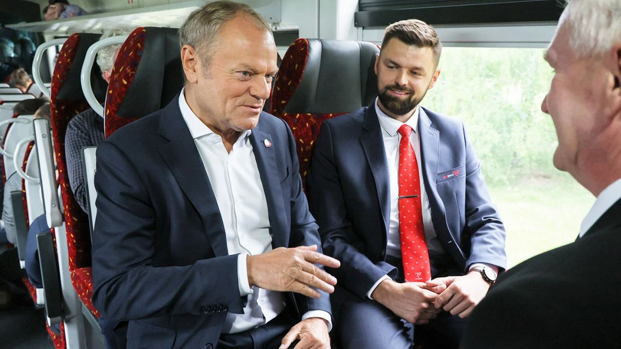 Tusk przyjechał pociągiem do Łomży. „Przywracamy połączenia”