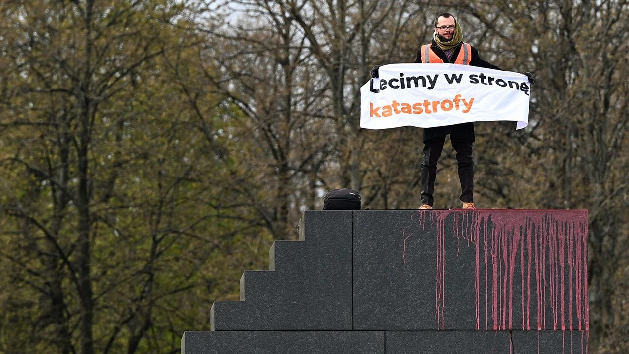 Aktywista oblał farbą pomnik smoleński. „Lecimy w stronę katastrofy”