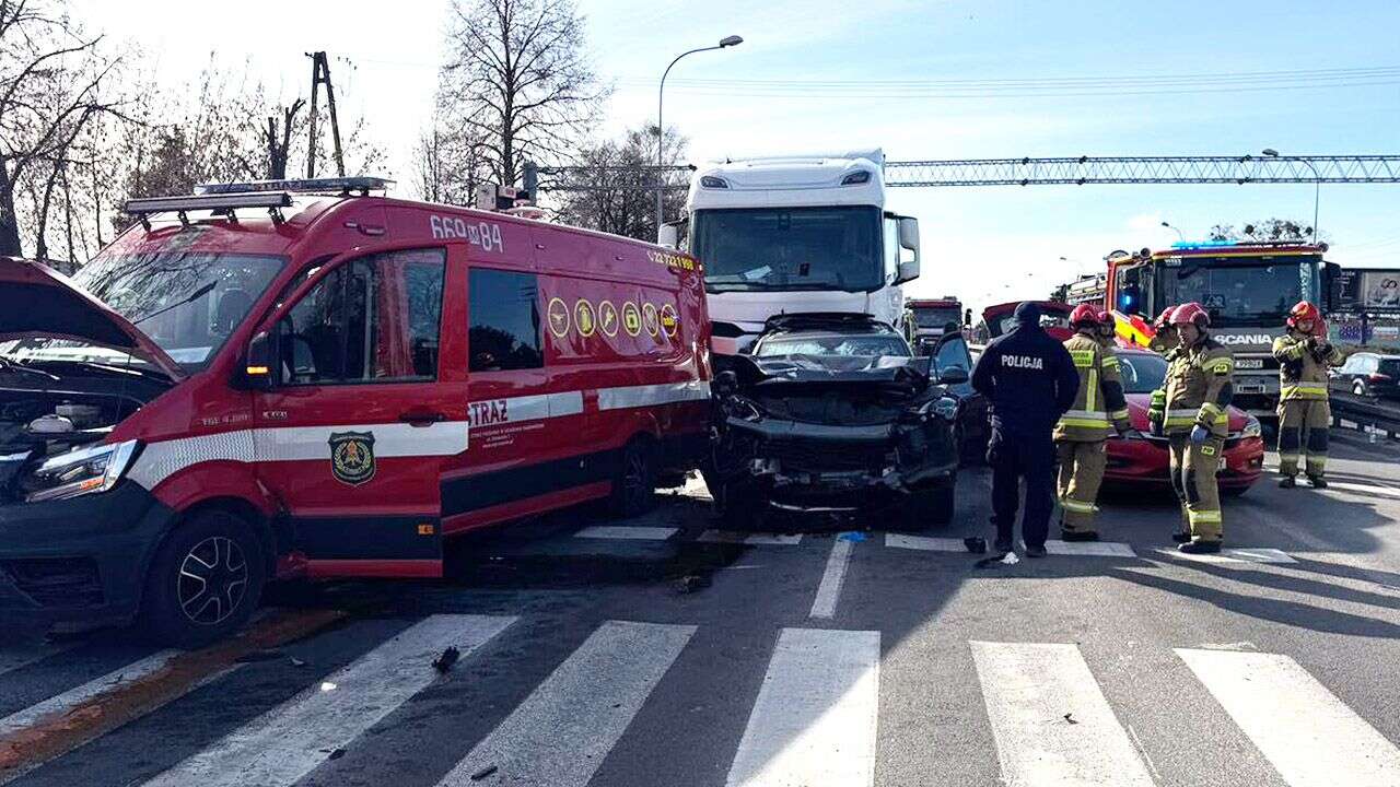 Ciężarówka wjechała w wóz strażacki. Pięć osób z obrażeniami