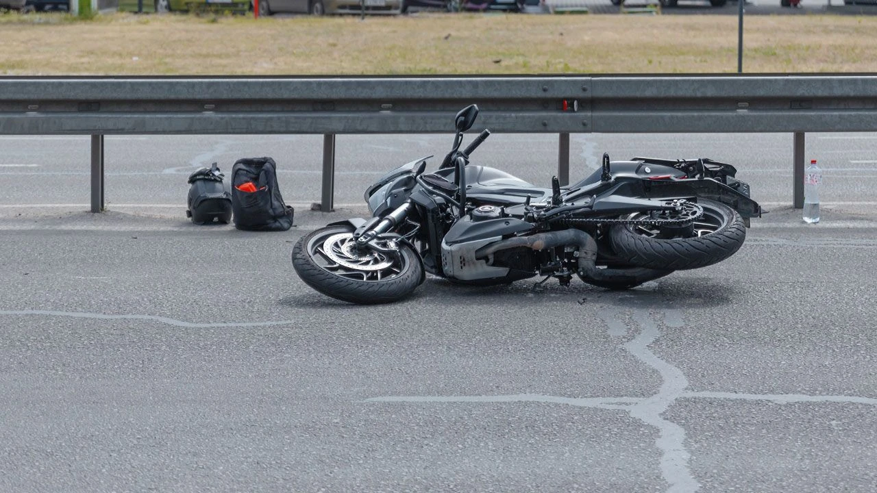 Śmiertelny wypadek na Mazowszu. Motocykl wjechał w bariery