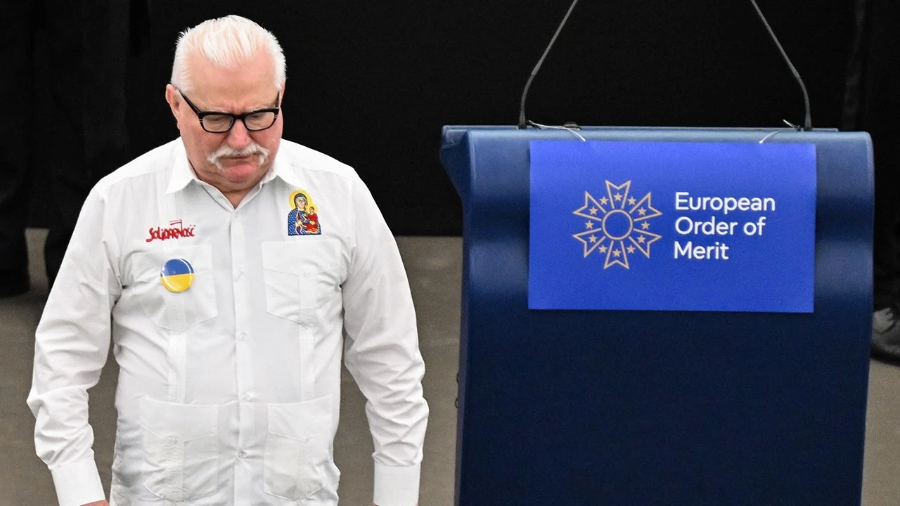 Historyczne ordery dla Polaków. Buzek i Wałęsa z wyjątkowymi odznaczeniami