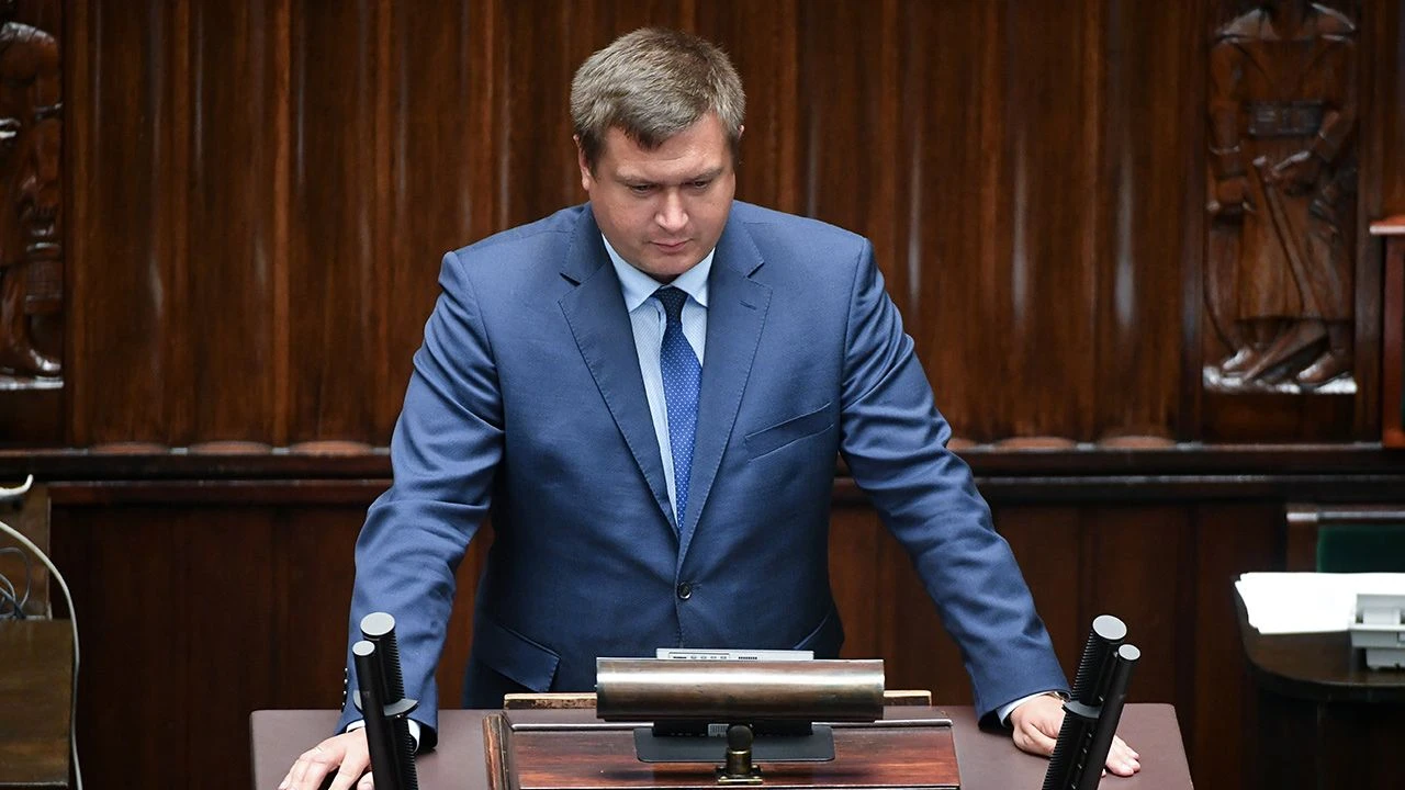 Poseł PiS tłumaczy się po incydencie. „Połączenie alkoholu z lekami”