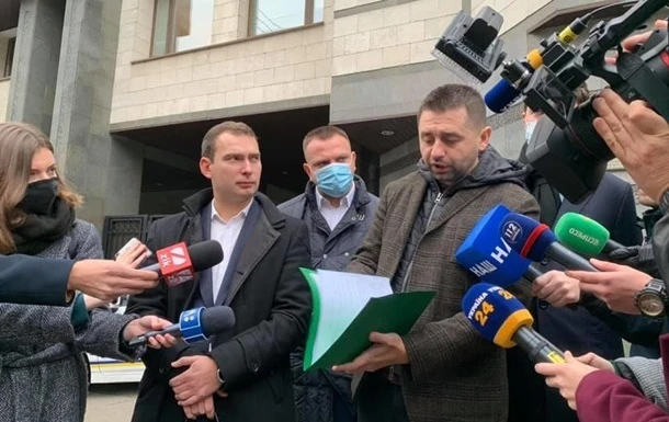 КСУ прийняв до розгляду заяву нардепів із закликом піти у відставку