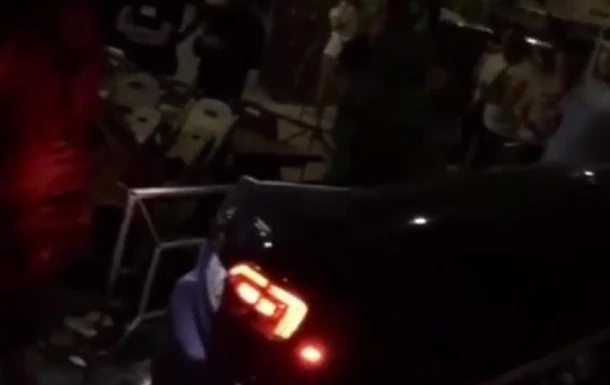 У Києві авто врізалося в літнє кафе