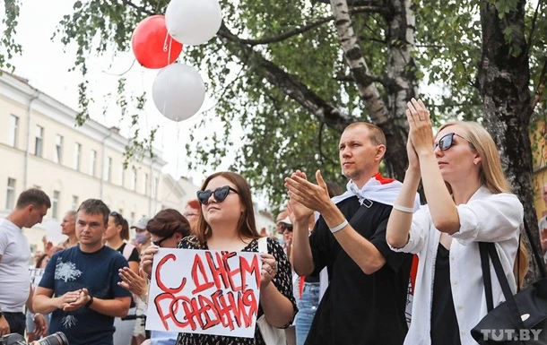 Біля СІЗО білоруси вітають Тихановського