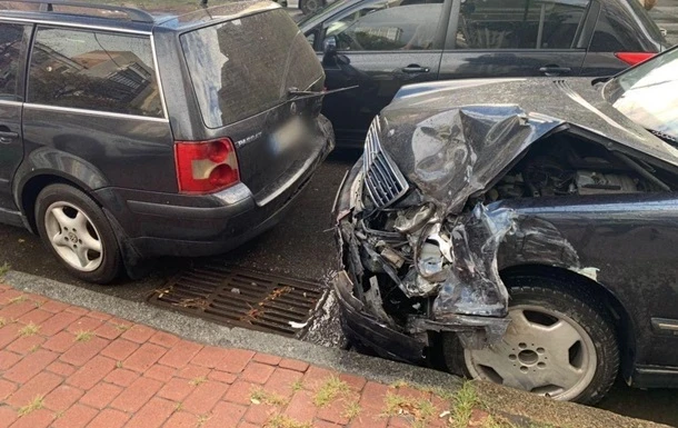 У Києві водій розбив п'ять авто, тікаючи від копів