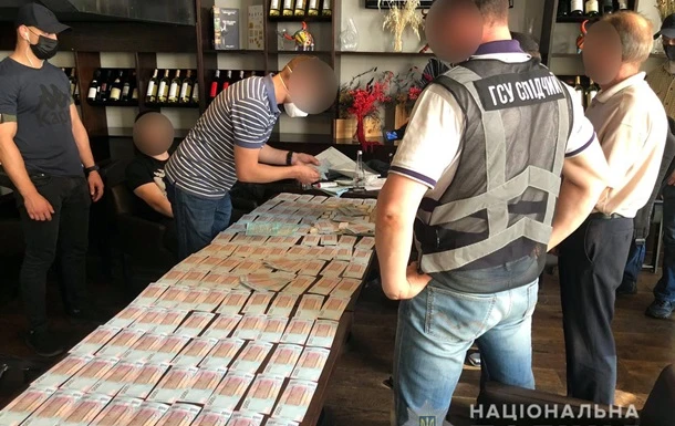 У Києві на мільйонному хабарі затримали представника Держрезерву