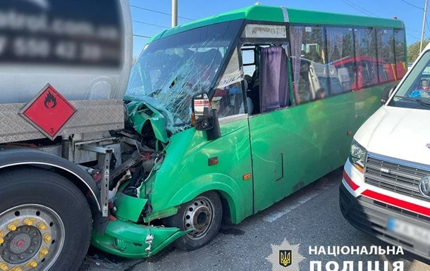 У Києві маршрутка в'їхала у вантажівку, п’ятеро постраждалих