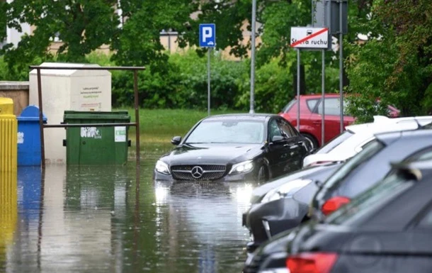 У Польщі через ураган зірвані дахи і затоплені вулиці