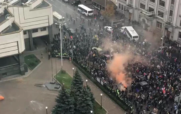 У Києві біля будівлі КСУ збираються протестувальники