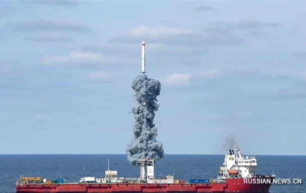 Китай вперше запустив ракету в космос з морського старту