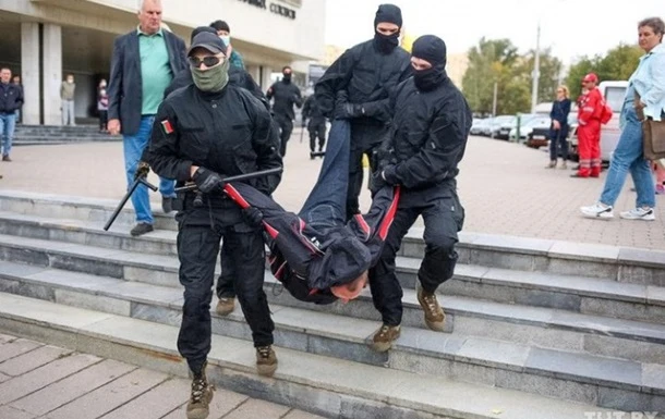 У Мінську стотисячний мітинг, до 100 затриманих