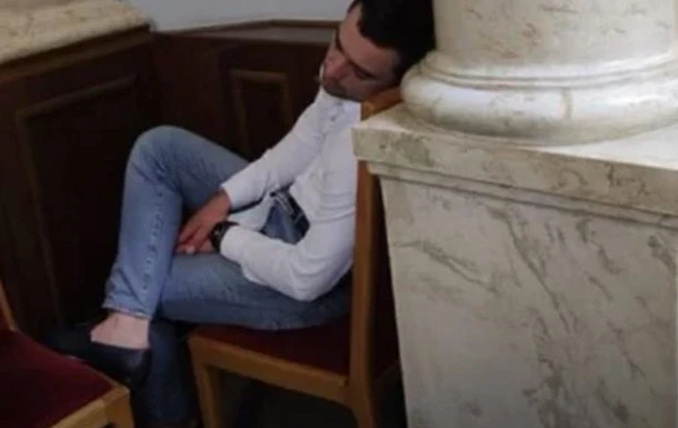 Депутат заснув в Раді під час обговорення азартних ігор