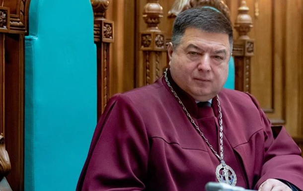 Несуддівські хороми. Що знайшли у суддів КС