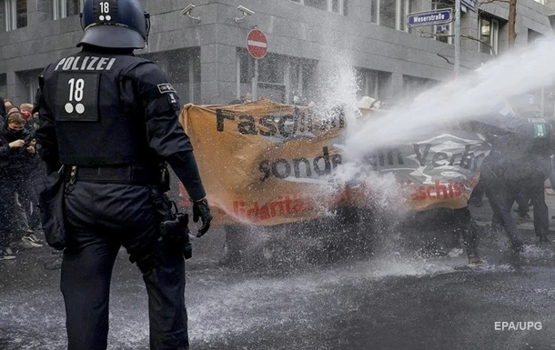 У Німеччині противників карантину розігнали водометом