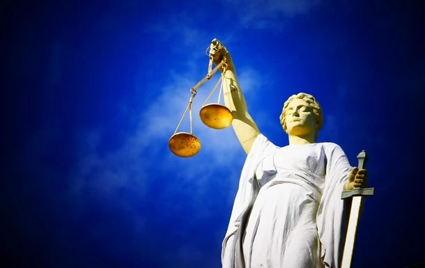 В Австрії засудили батька і сина за навчання собаки зигувати