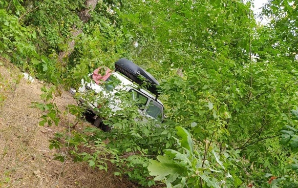Поліцейські знайшли в лісі автомобіль з трупом усередині