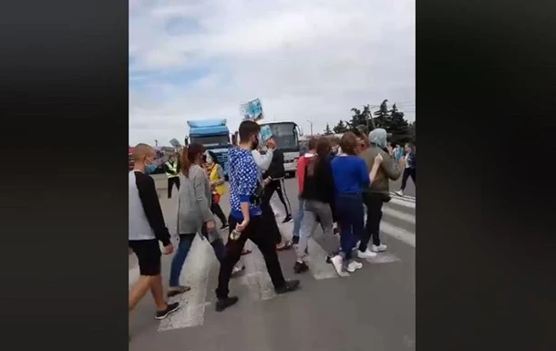 У Коблевому через карантин люди перекрили трасу