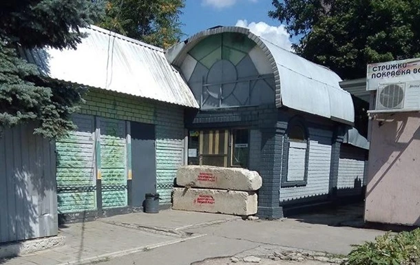 У Дніпрі ставлять бетонні барикади біля 