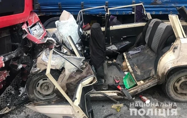 В Коломиї легковик влетів у фуру, чотири жертви