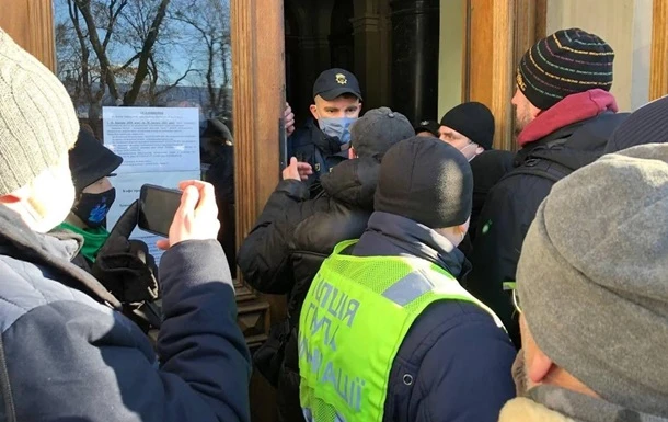 У Поліції і ОДА заперечують штурм облради в Житомирі