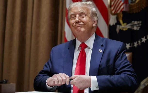 Коронакриза: Трамп в обхід Конгресу підписав укази про пакет допомоги