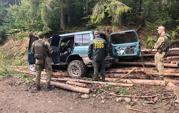 На Буковині водій позашляховика намагався наїхати на прикордонників