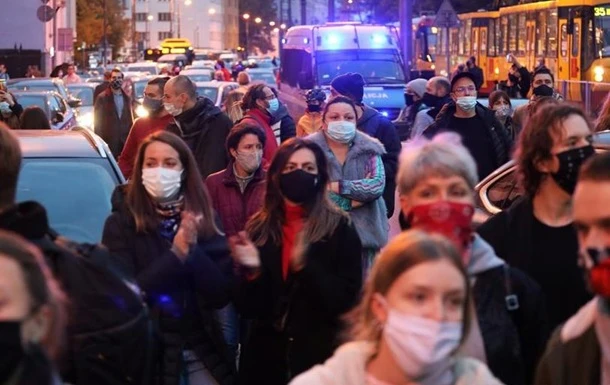 Заборона абортів у Польщі. Як протестують жінки і штурмують церкви