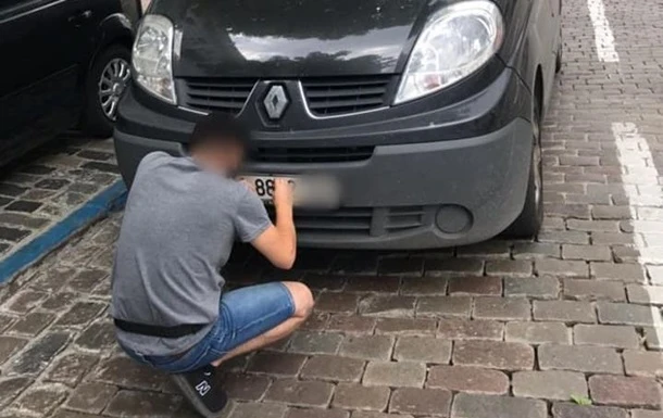 У Києві знайшли авто, що їхало пішохідним мостом