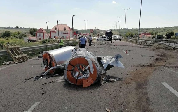 На Миколаївщині фуру занесло на АЗС, двоє загиблих