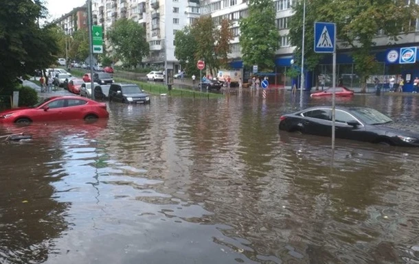 Жителі столиці скаржаться на затоплені через зливу будинки