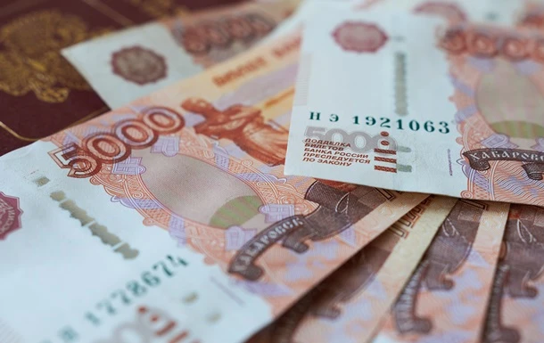 Росіяни масово виносять готівку з банків через перебої з інтернетом